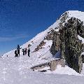 Arrivée au col. Vous voyez le refuge ?